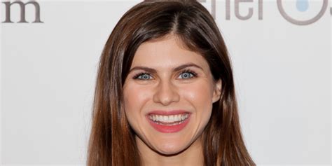 Alexandra Daddario Has Sculpted Abs And Legs In Underwear。